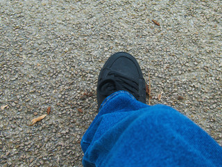 Jambe et pied droit en avant .