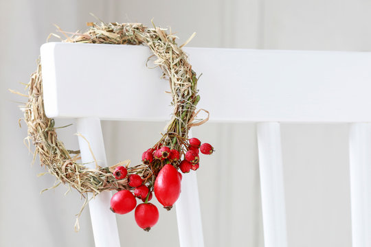 Hay wreath with rose hip and hawthorn berries, tutorial.