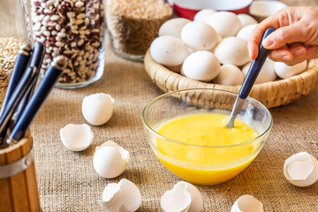 Stir a spoonful of raw eggs in a glass dish.