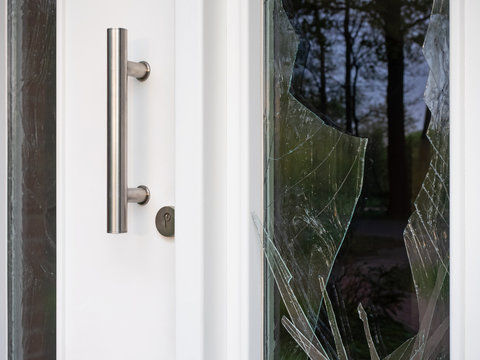Einbruchversuch - Haust&uuml;r - Besch&auml;digungen - Glasscheiben