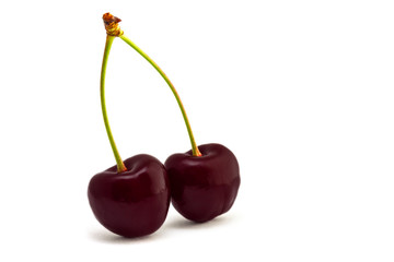 zwei leckere Kirschen vor weißem Hintergrund