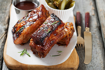 Pork ribs grilled with bbq sauce and caramelized in honey.
