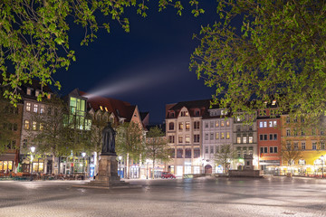 Der historische Marktplatz von Jena bei Nacht