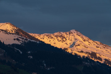 Vom Sonnenuntergang beleuchtetes Gebirge