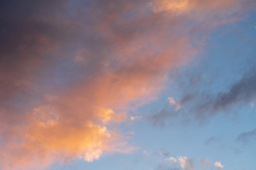 Wolkenformation bei Sonnenuntergang