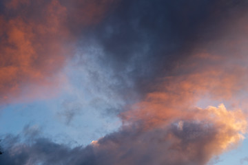 Fototapeta na wymiar Wolkenformation bei Sonnenuntergang