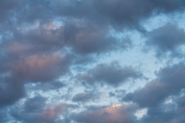 Wolkenformation bei Sonnenuntergang