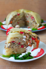 Gefüllter Weißkohl mit Gemüse und Grütze	