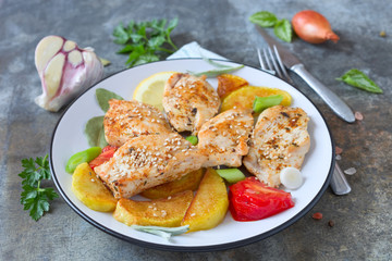 Sesam-Hähnchen mit Kartoffeln und Tomaten