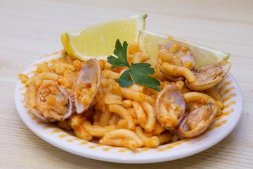 Fideua with clams and lemon