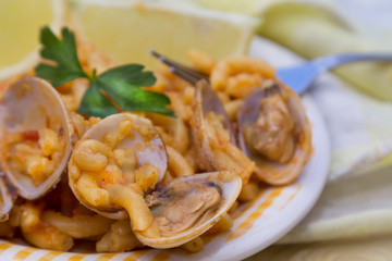 Fideua with clams and lemon