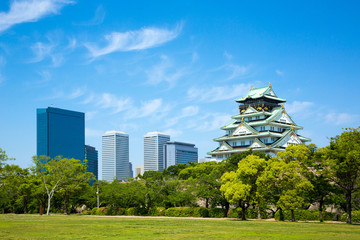 2019年5月:新緑の大阪城とビル群
