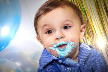 Kind bekommt zum 1. Geburtstag Smash Cake Shooting