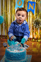 Kind bekommt zum 1. Geburtstag Smash Cake Shooting