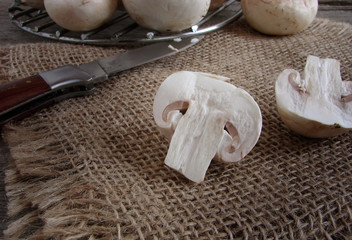  close-up champignon  and a knife on a wooden table