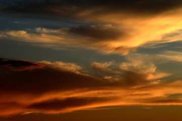 Fototapeta premium Letnie chmury koloru zmierzchu nad Berlinem i Brandenburgią od 22 lipca 2015 r. W Niemczech