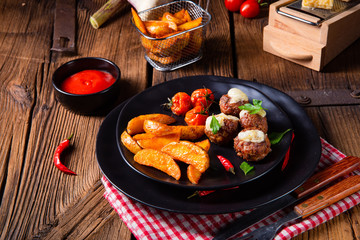 Meatballs with potato quarter from the oven