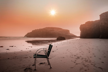 silla en la playa al atardecer