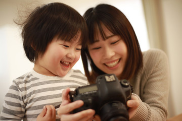 撮影した画像を見る親子