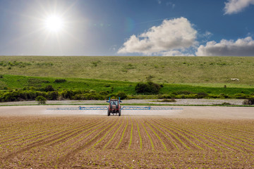Obraz premium agriculteur mettant un traitement chimique dans les champs