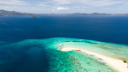 Obraz premium aerial seascape tropical island with sand bar, turquoise water and coral reef. Ditaytayan, Palawan, Philippines. tourist boats on tropical beach. Travel tropical concept. Palawan, Philippines