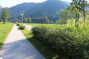 Ruhige Straße in der Landschaft