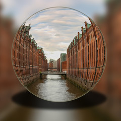 Glaskugel - Blick in die Speicherstadt in Hamburg