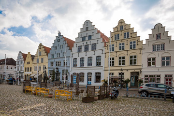 Farbige und traditionelle Häuserzeile in Norddeutschland
