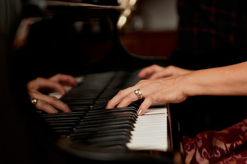 Obraz premium Piano keyboard keys line neatly in black and white