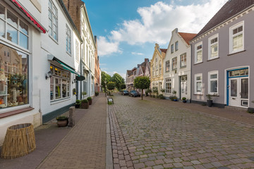 Fototapeta na wymiar Einkaufsstrasse mit nordischen Häusern in Schleswig-Holstein