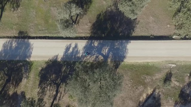 hombre paseando por la naturaleza misionero