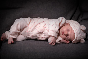 Neugeborenes Baby schläft zufrieden