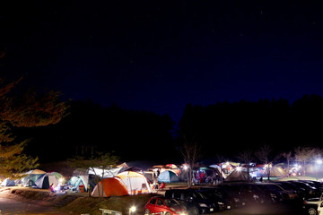 Fototapeta na wymiar 星空と夜のオートキャンプ場