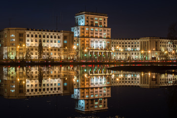 Fototapeta na wymiar Old building reflect in the water at night