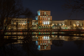 Fototapeta na wymiar Old building reflect in the water at night