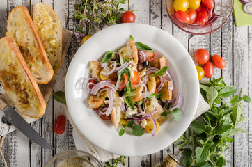 Panzanella salad with crispy croutons