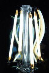 Leuchtioden als Filament aufgebaut geben helles Licht ab.