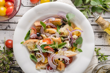 Panzanella salad with crispy croutons