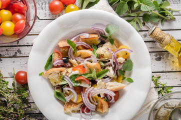 Panzanella salad with crispy croutons