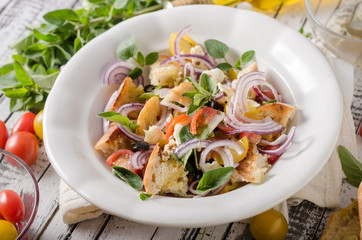 Panzanella salad with crispy croutons