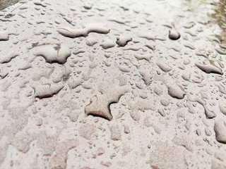 Wassertropfen auf Metall
