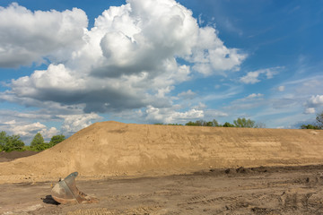 Baustelle beim Bau eines Dammes zum Schutz vor Hochwasser