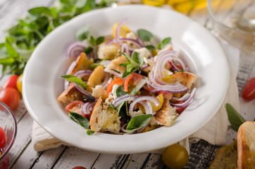 Panzanella salad with crispy croutons