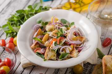 Panzanella salad with crispy croutons