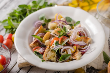 Panzanella salad with crispy croutons