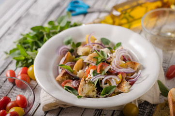 Panzanella salad with crispy croutons