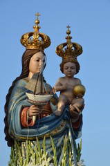 Fototapeta na wymiar A statue of Virgin mary with jesus