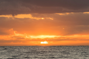 Obraz premium Sun Rising in the Sea