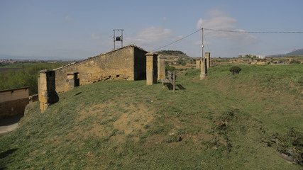 Torres de respiración de las antiguas viviendas y bodegas en Briñas, La Rioja, España