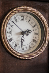 Reloj antiguo con reborde dorado